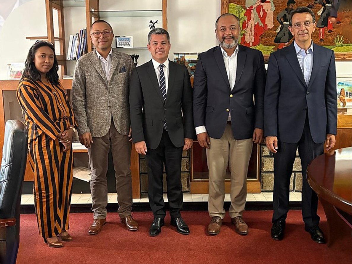 Crédit photo - AIM : (au milieu) Monsieur le Ministre David Ralambofiringa, MBA ; la délégation représentant l'association AIM (de gauche à droite) : Monsieur Rivo Andriamanalina- Monsieur Marcellin ANDRIANARIVELO-RAZAFY - Monsieur Karim Barday ; (à gauche) la Directrice Exécutive de l'association AIM Zo Fanomezana RANAIVOMANANA